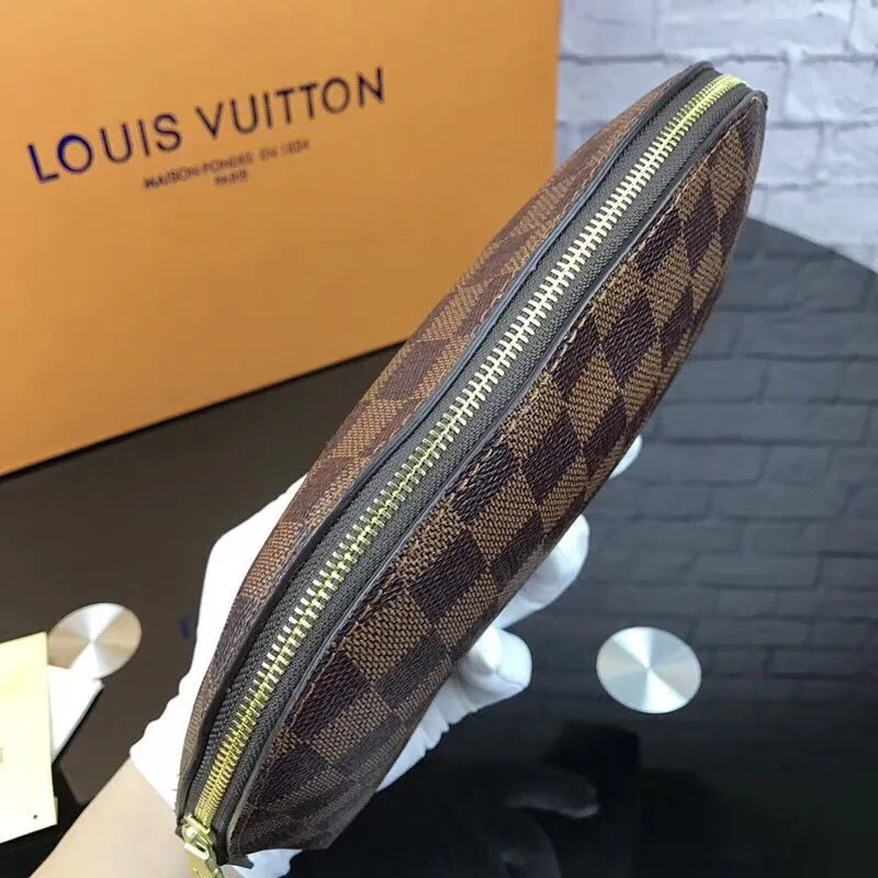 Necessaire Cosmetic Pouch Louis Vuitton - Loja Must Have