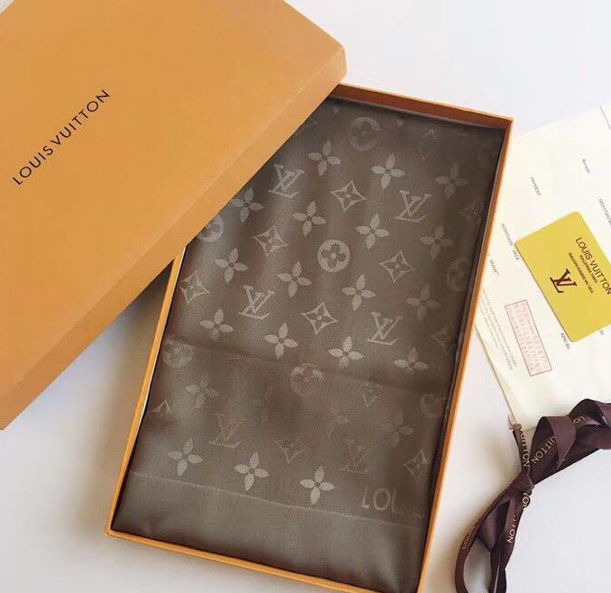 Lenço de seda Monogram Shine Shawl Louis Vuitton - Loja Must Have