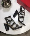 Sandália Valentino salto bloco matte leather Rockstud - Loja Must Have